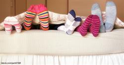 eine Gruppe von Socken auf einem Bett